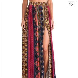 I need this skirt! Please let me know if anyone sells it!